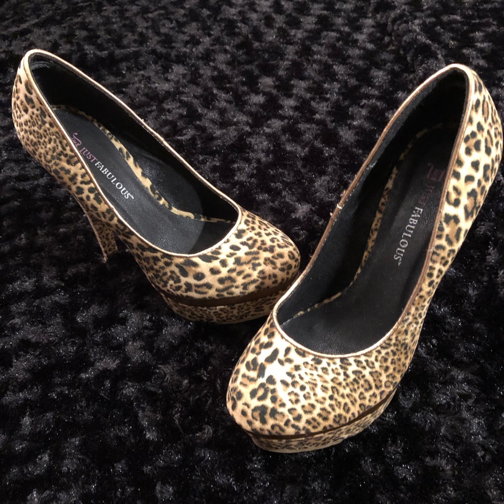 Leopard print pumps